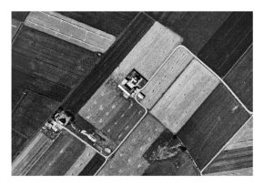 Historiskt flygfoto över gård vid Backa, ca. år 1960